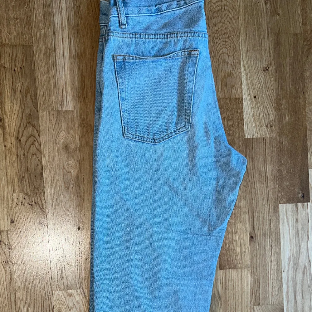 Säljer ett par Sweetsktbs Loose fit jeans från junkyard med storlek 28. Säljes då de inte används längre.. Jeans & Byxor.