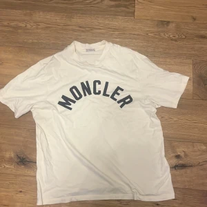 Moncler t-shirt oversized - Säljer nu min moncler t shirt jag köpte på moncler i Stockholm då jag bara vill bli av med den Inge fel på tröjan utan ett jätte litet hål på bröstet som ej syns om man inte kollar noga