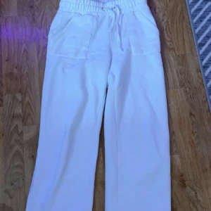 Mjukisbyxor - Vita byxor ifrån lager i storlek s med fickor där bak dom är perfekt i längden, använt en del men inget hål men dock en liten fläck längst ner på vänster ben som inte går bort i tvätten. 