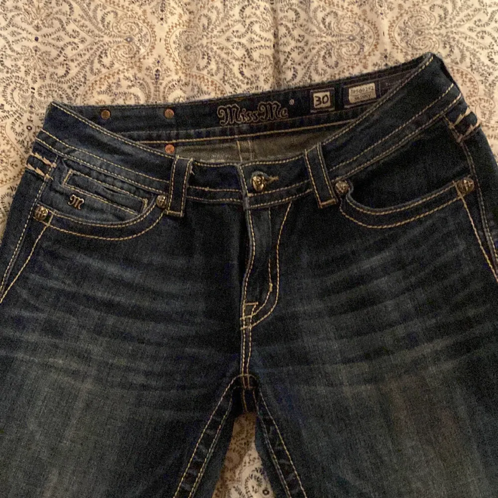 Storlek 30. Står att det ska vara skinnets men det märks inte alls eftersom det ser ut som straight fit low wais. Jeans & Byxor.