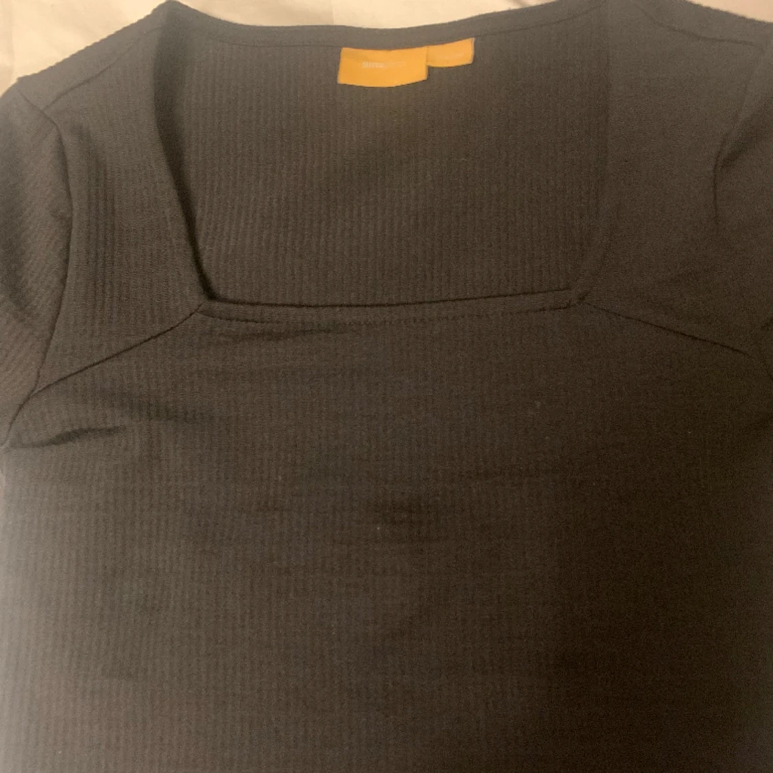  Svart urringad topp - 91