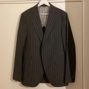 Oscar Jacobson kavaj - Lätt ofodrad kavaj, relativt figurnära passform. 100% ull, Madde in Italy, oanvänd.