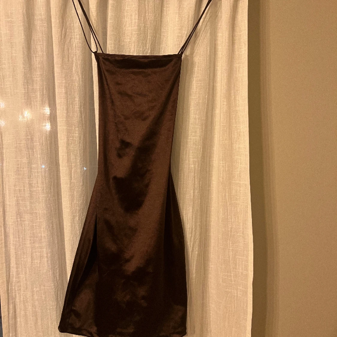 Brun satinklänning
