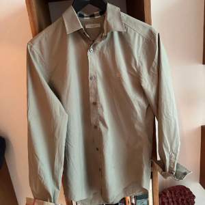 Burberry skjorta  Storlek S  Skick 9/10  Färg olivgrön 😍 Pris 1099