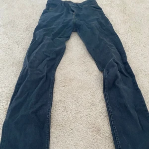 Raka Levis vinatge Midwaist/lowwaist jeans - -80%. Så fina unika straightleg lågmidjade levis jeans. Kom provat för fler bilder! Sitter aldeles för smått på mig som brukar va S/M i underdelar. W27 L32 är storleken. Dom är typ mörkblåa i färgen så fina. Jag är 167 o dom passar mig ilängd