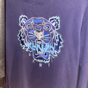 Kenzo sweatshirt  - Kenzo sweatshirt Sparsamt använd Skick 7/10 Storlek 14 passar XS/XXS Vanlig fit Finns i Skurup Kan fraktas över hela landet