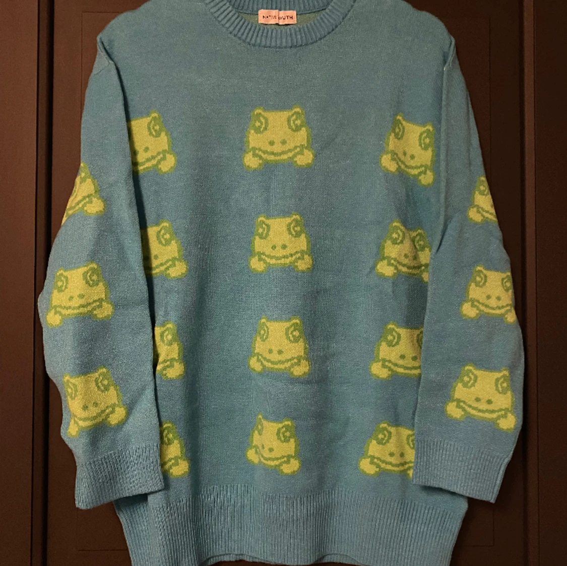 Stickad tröja med grodor