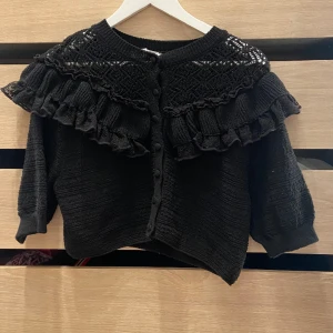 Zara topp - Fin tröja från zara som är köpt förra våren. Säljs inte längre och denna är nästan som helt ny,eftersom den inte kommit till så stor andvändning tyvärr . Denna kan man ha som en snygg topp men även som en kofta❤️‍🔥🩷❤️