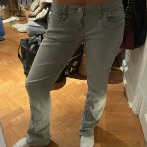 Low rise jeans  - As najs ljus gråa jeans från märket LTB. Perfekt för vardagen men kan även kläs upp! Säljer då jag inte får nån användning av dom. Storleken är 28x30 men skulle även passa större eller mindre storlekar då materialet är stretchigt 