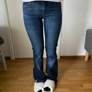 Jeans  - Snygga jeans som säljs då dom är för långa på mig. 