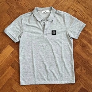 Stone Island piké - Stone Island piké grå i storlek Small. Aldrig använd. Nypris 1000kr