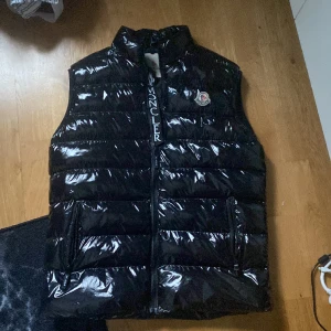 Moncler väst - Aldrig använd. Säljer då den bara hängt i min garderob i typ två år
