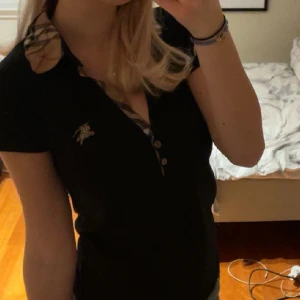 Burberry tröja - Säljer min superfina burberry tröja då den inte kommer till användning längre. Den är i storlek XL barn men passar mig som har xs-s.