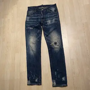 Säljer ett par dsquared 2 jeans, passar om man är runt 170-175.  De är knappast använda och är i riktigt fint skick. Bekväma och jäkligt snygga.  Nypris ca 5500kr  Frakt inom 48h📦📩