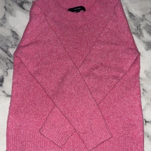 VERO MODA TRÖJA - Rosa vero moda tröja. Använd 1 gång så skicket är 10/10. Inga defekter eller något. Priset kan diskuteras❤️
