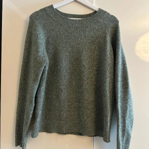 Stickad vera moda tröja  - Säljer min stickade tröja från Vera Moda då den är för stor 💗 Den är nopprig och hade ett hål vid handleden men jag har sytt igen (som man kan se på bilden) 💗   Skriv för frågor eller fler bilder💓  Pris går att diskutera 🩷