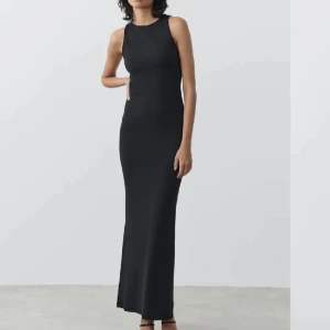 Sleevless maxi dress  - Jätte snygg klänning från Ginatricot i super skönt material. Den är i stl M men den är i väldigt stretchigt material så skulle säga att den nassar både en stolek mindre och större. 