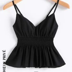 Topp - Säljer då jag råkade köpa två, jätte skönt och inte jobbigt material fin på sommaren 💞