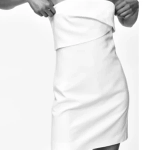 Klänning - Säljer denna fina klänning från Zara. Nyskick med etikett kvar. Säljer då den inte gick att returnera men passade tyvärr inte🥹