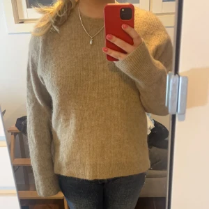 Beige stickad tröja  - Beige stickad tröja från Wera i bra skick L
