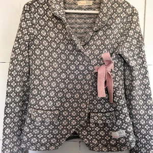 Odd Molly  - Säljer min fina odd Molly kofta! Super fin verkligen och så skön!! Nypris:1200kr  (Har en lite fläck men syns ut när man har på sig den) (köpen står för frakten)