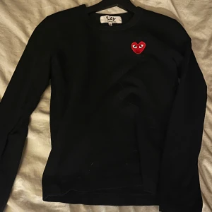 Cdg tröja - Säljer min Commes des Garçon tröja som tyvär har blivit för liten för mig. 🩷🩷