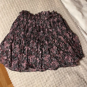 Kjol Zara - snygg modern kjol från zara. Går inte att köpa längre. Storlek M men det är resår i midjan, jag som har storlek S har haft den utan problem också☺️