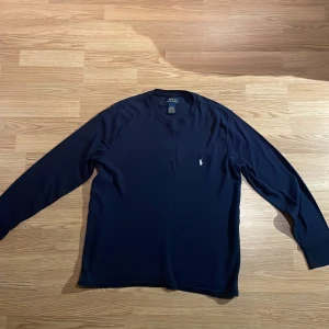 Ralph Lauren tröja  - Tjenare, säljer nu min RL tröja som är i riktigt fint skick då jag endast haft den i ca två månader. Den passar även dig som har L om du vill se biffig ut 