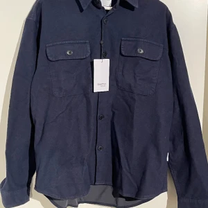 Overshirt  - Skick 10/10 , aldrig använd , Nypris 800 , skriv om frågor