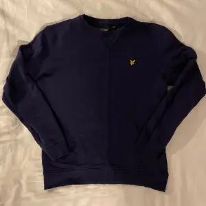 Säljer min gamla crewneck från Lyle & Scott som inte längre passar mig💥 Tröjan är bara använd några gånger och i gott skick 8/10😍