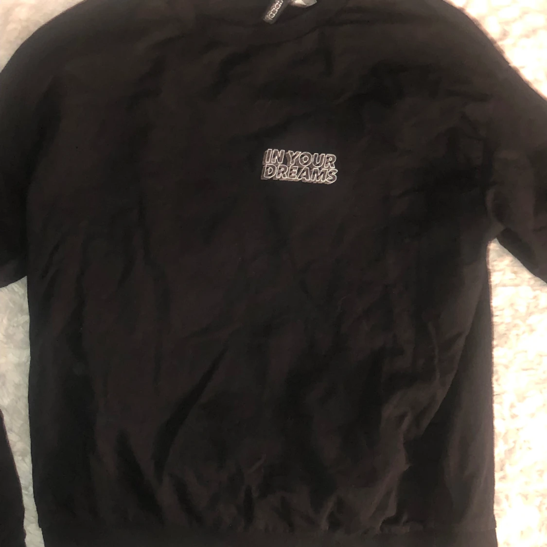 Svart tröja med vit text fram och bak  - 91