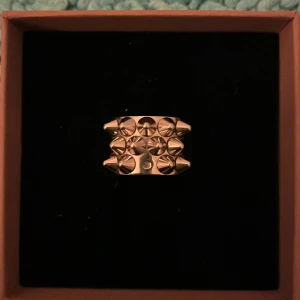 Edblad ring silver - Edblad ring, har tappat en nit men annars i bra skick. Säljer för 100 +frakt och köptes ny för 399:- . Kontakta vid minsta intresse💗storlek 18,5