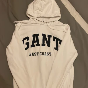 Gant hoodie.  - Fint skick! En liten fläck som säkert går bort i tvätten🤍