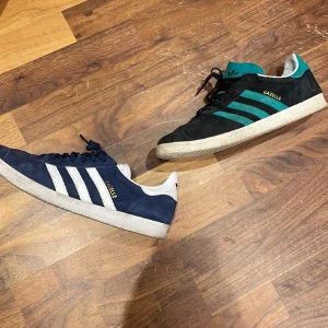 Adidas mocka  - Jag säljer mina adidas skor då dem inte används jag rengör dem innan jag skickar dem 