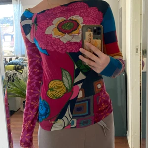 Desigualtröja - En långärmadtröja från desigual. Inga tydliga slitage. Lappen är bortklippt men jag brukar ha s men kan säkert använda som annan storlek också. 