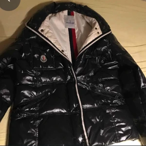 Moncler jacka - En snygg stilig Moncler Jacka för nån vid längd 165-178  Inte äkta