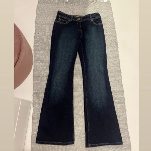 Lågmidjade bootcut jeans  - Lågmidjade bootcut jeans med fina bakfickor. Midjemått 36 cm, innerbenslängd 80cm❤️‍🔥❤️‍🔥