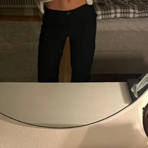 Svarta jeans - Svarta baggy jeans från zara. Fickor på sidorna, supergott skick!
