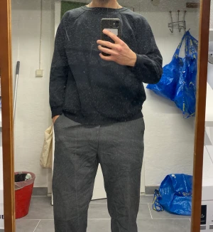 Svart sweatshirt  - Svart sweatshirt med några få fläckar på höger ärm. Säljer för att den inte kommer till användning 