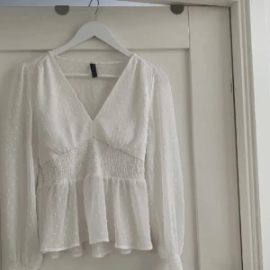 Vit blus - Säljer nu min jätte fina vita blus/topp då jag har för många! ❤️‍🔥 LÅNADE BILDER