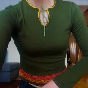 Underbar grön tröja från only tidigt 2000-tal, älskar den men den för tyvärr för lite användning i min garderob och hoppas att den istället kan förgylla någon annans🌱 Det står M i den men den passar mer som XS!