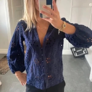 Fin Blus - Jätte fin blomstring blå blus som är helt oanvänd. Strl M men passar S❤️‍🩹