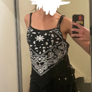 Bandana tröja  - Bandana tröja. Nästan aldrig använd. 