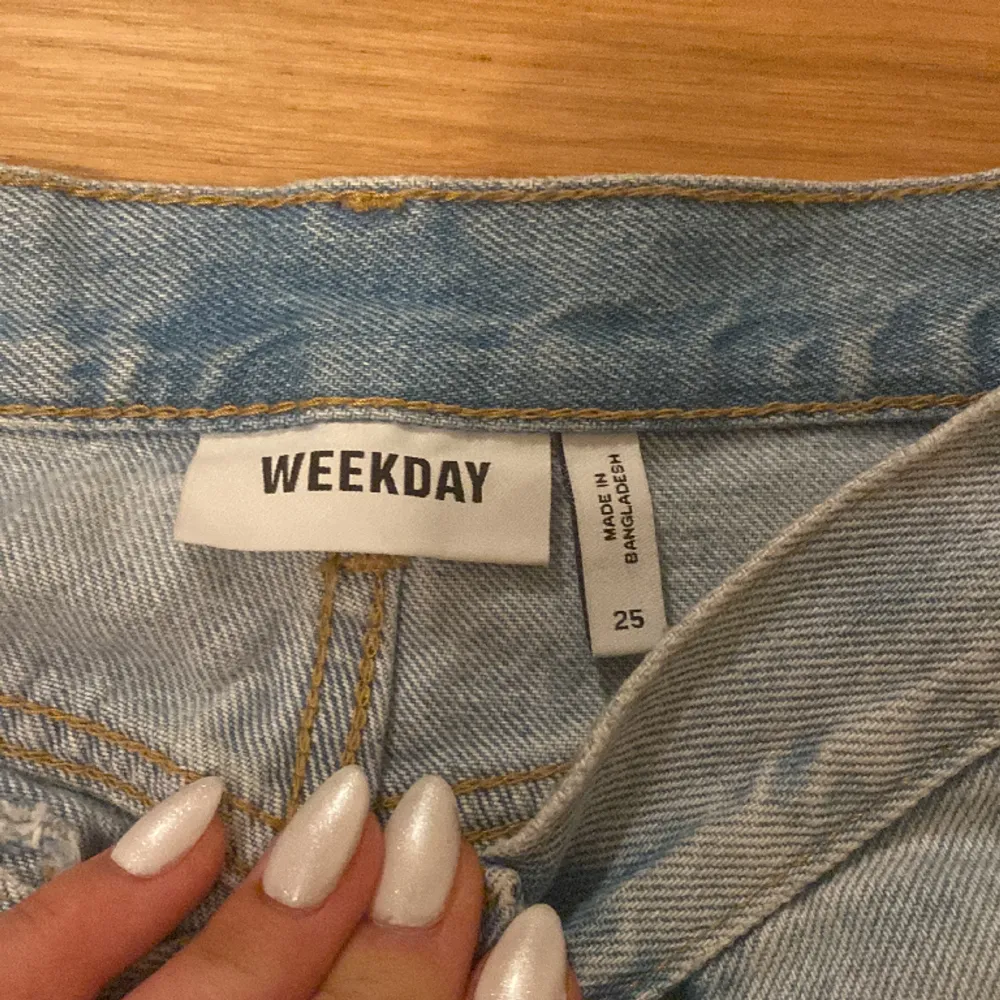 Säljer mina lågmidjade jeans från weekday. Det har använts fåtal gånger och är nu försmå för mig tyvärr🤍pris kan diskuteras!!. Jeans & Byxor.