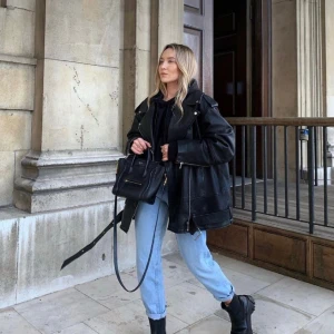 Leather jacket Stradivarius  - Superfin skinnjacka från stradivarius i storlek M. Lite oversize fit så passar nog S och ev XS med. Använd endast en gång och säljer på grund av att den aldrig kommer till användning 🤍 Obs lånade bilder