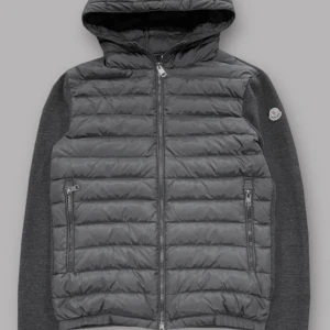 Moncler Cardigan - Moncler cardigan i storlek s men sitter ganska liten. Använd i ungefär 3 månader. Två pyttesmå hål som man inte kan se från längre avstånd än en halvmeter.   