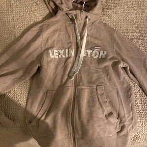 Lexington mjukisset - Beigt mjukisset från lexington. Endast påprovat med aldrig använt. Köpt för 1100 kr/del nypris.  250kr/del