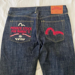 Evisu jeans  - Fetta evisu jeans. Nog äkta men köpta secondhand så kan inte vara 100. Tror det är herr men går klart unisex. Kan inte skicka bild på då de sitter för tajt på mig runt höfterna. Midja: 90cm. Innerben: 85cm. Sista bilden är för passformen. Köp nu. 