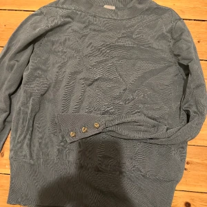 Tröja  - Den har fina knappar på ärmarna men kommer inte till användning. Köpte den på hm för 250kr