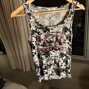 Cool topp - Så fin topp köpt secondhand med texten ”Rock Couture”